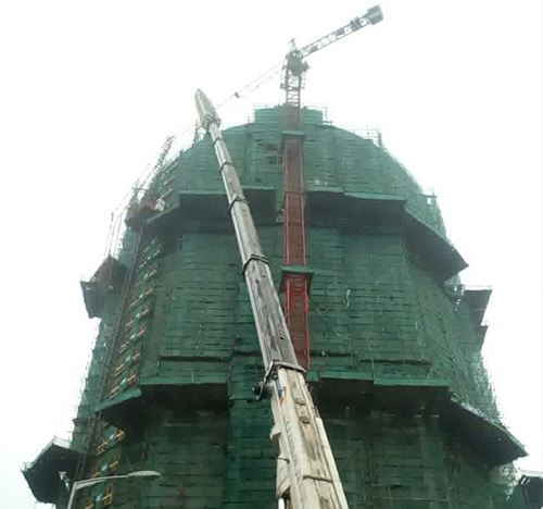 连城吊车在工地上作业